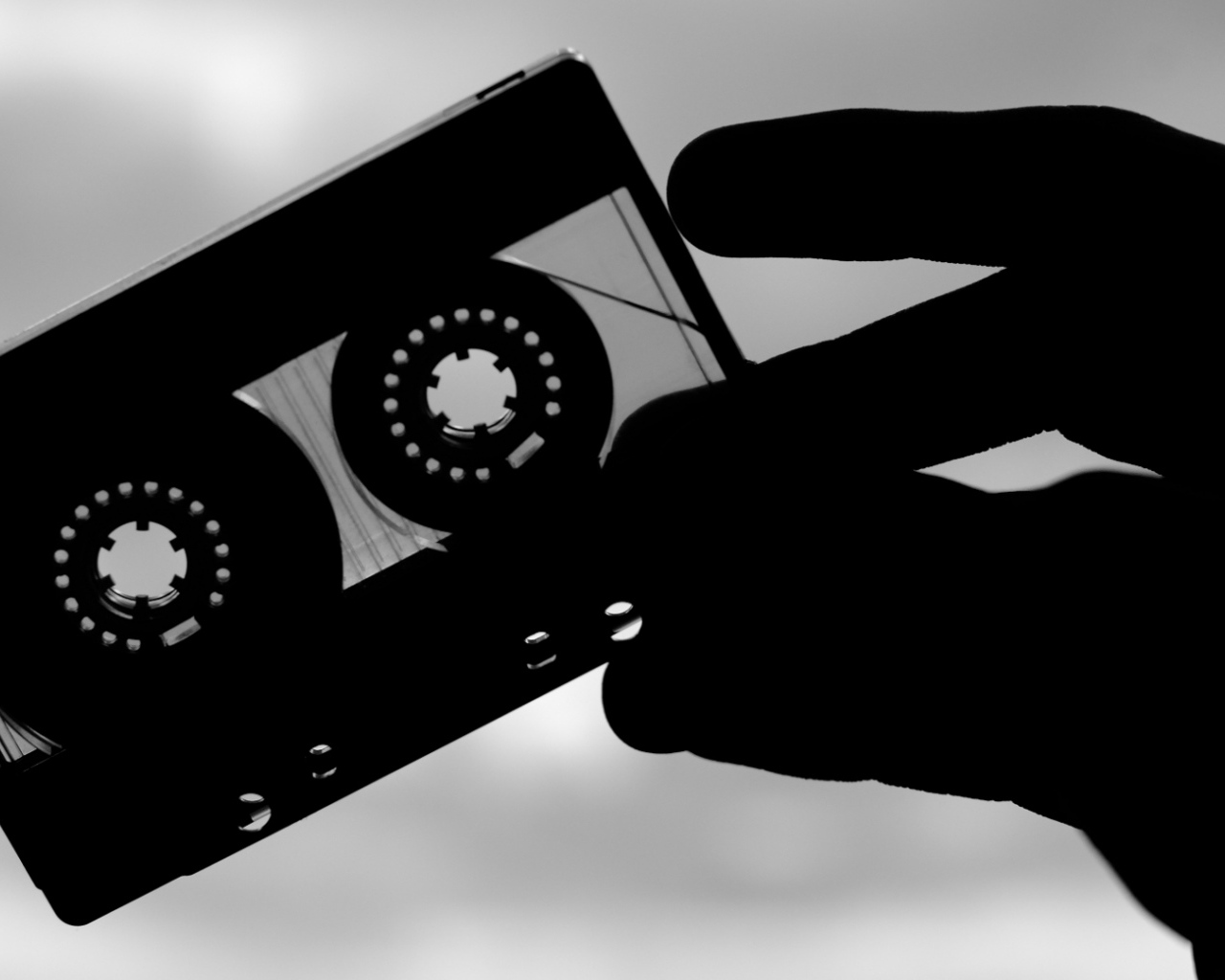 Аудиокассета в руке