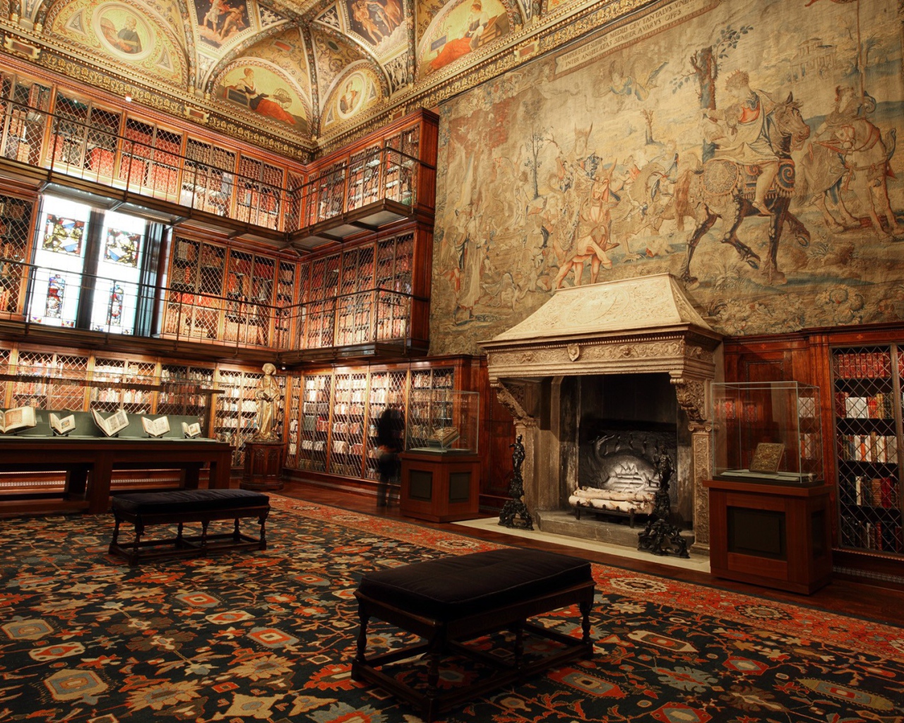Гобелен над камином в библиотеке