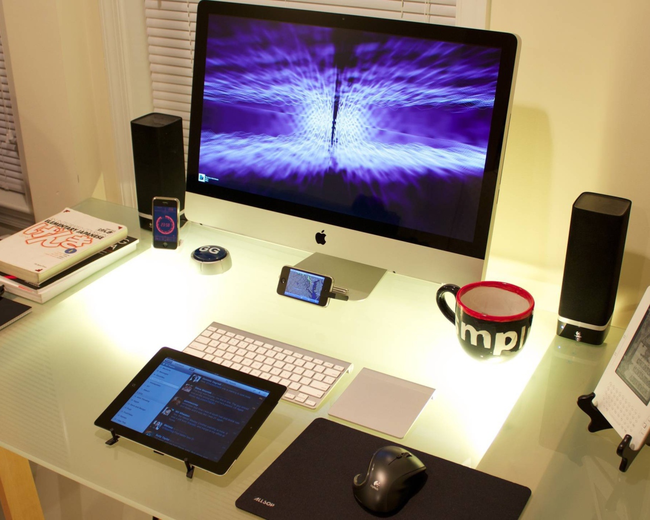 Техника Эппл на рабочем столе