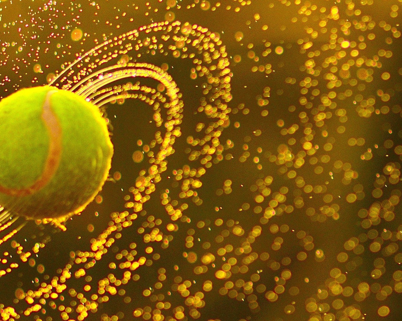 Мяч для тенниса в каплях влаги