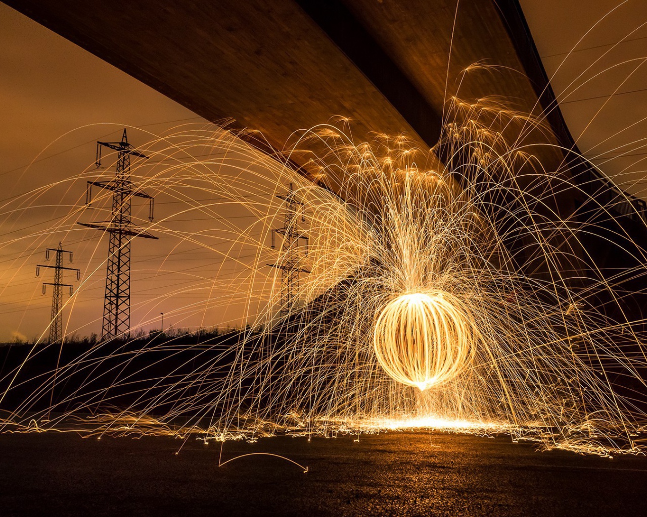 Шар из искр под мостом