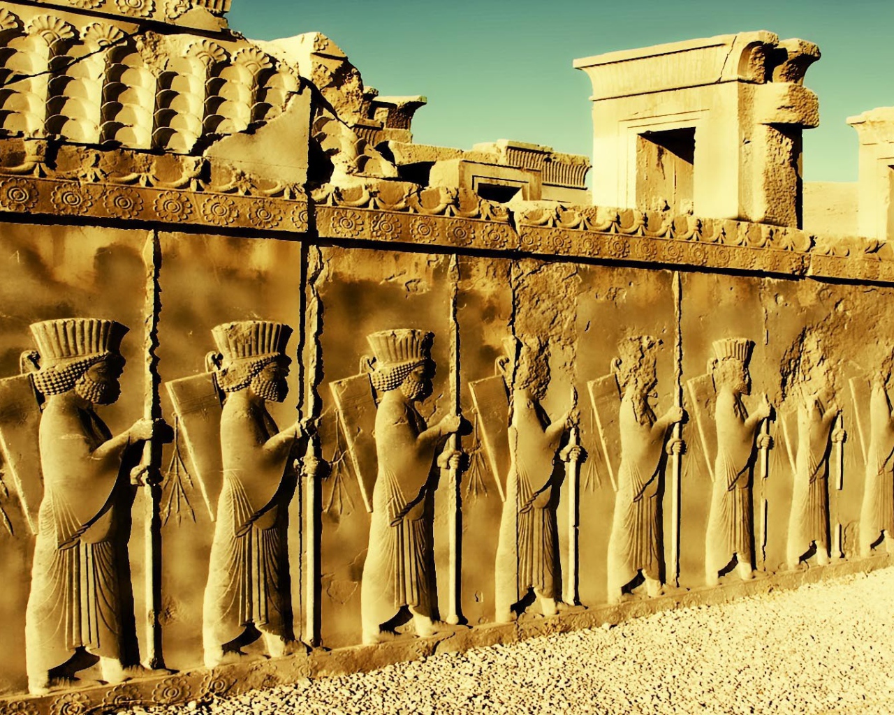 Барельефы на руинах в Иране