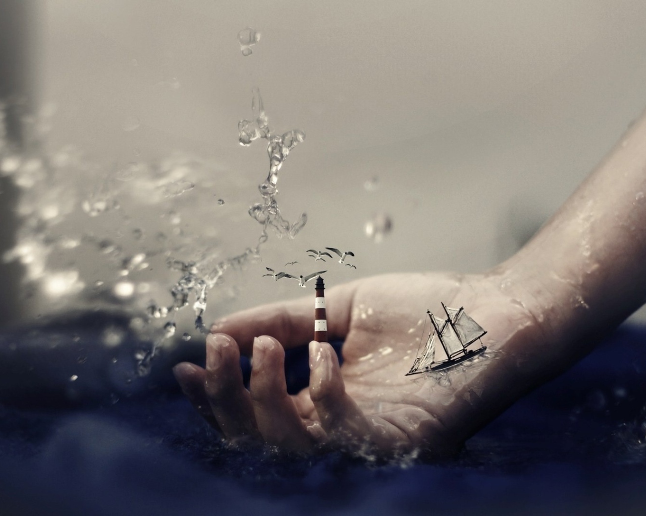Кораблик и маяк на руке