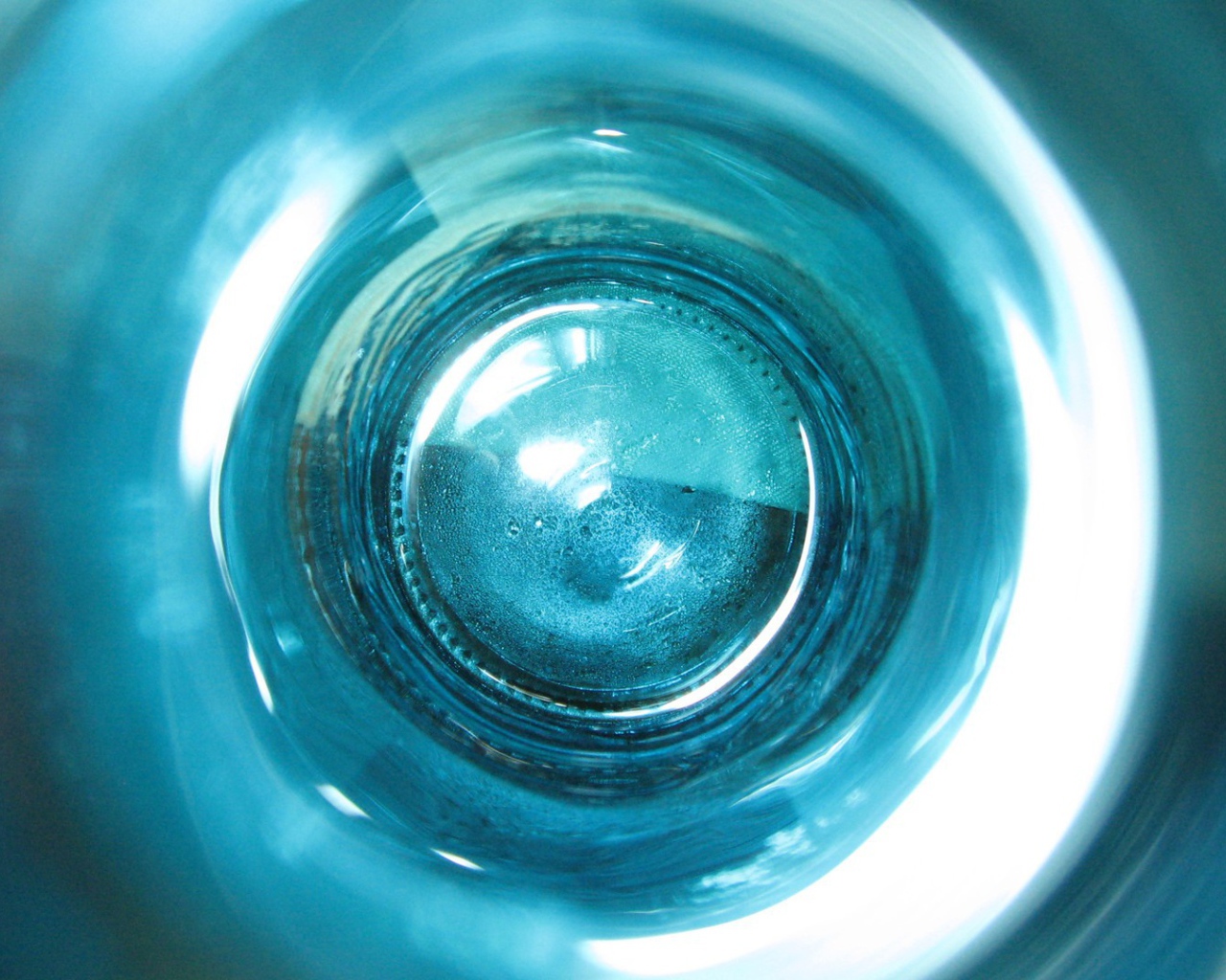 Дно стеклянного сосуда