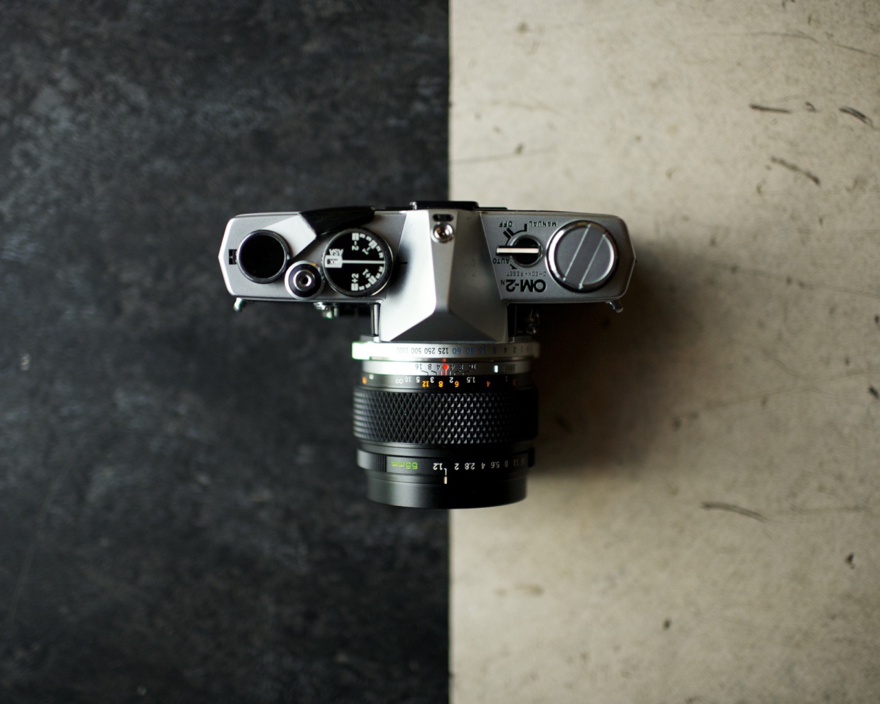 Фотоаппарат на пересечении черного и белого