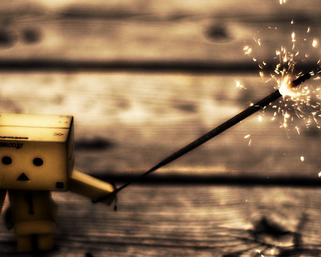 Картонный человечек с бенгальским огнем