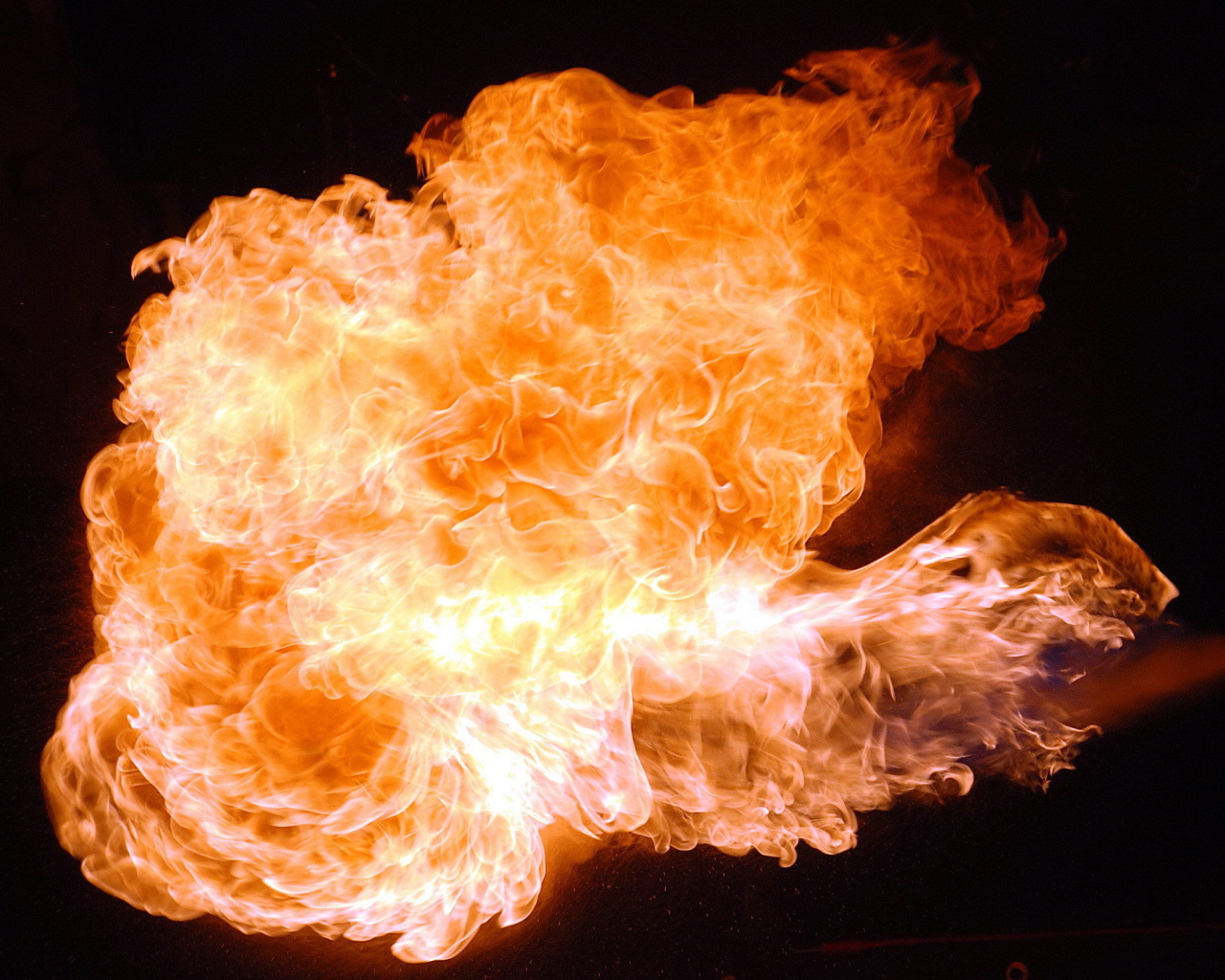 Пламя из огнемета