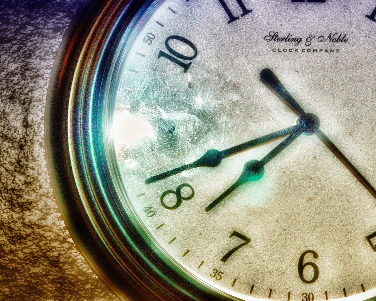 Стрелки часов на белом циферблате