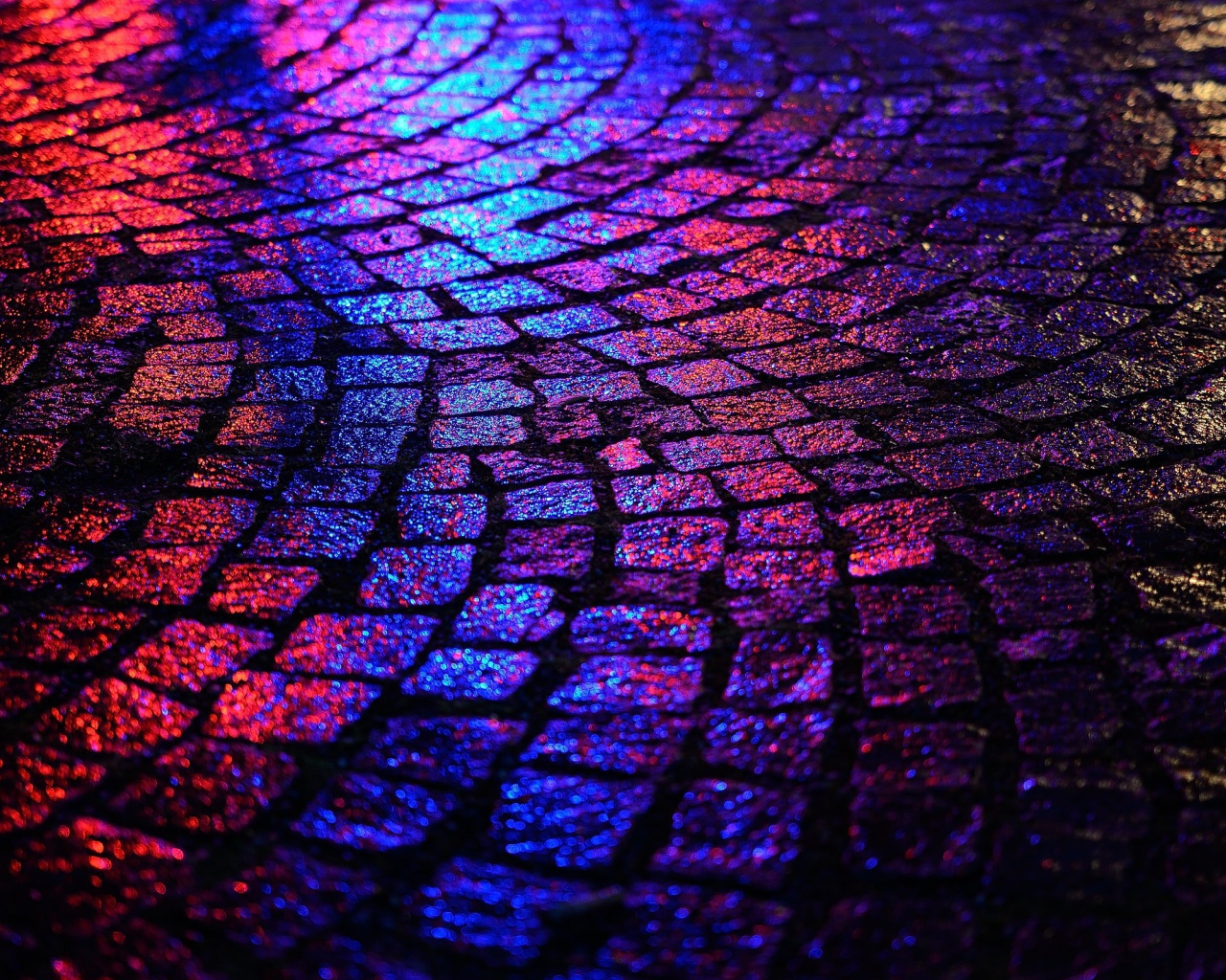 Блики ночных огней на брусчатке улицы