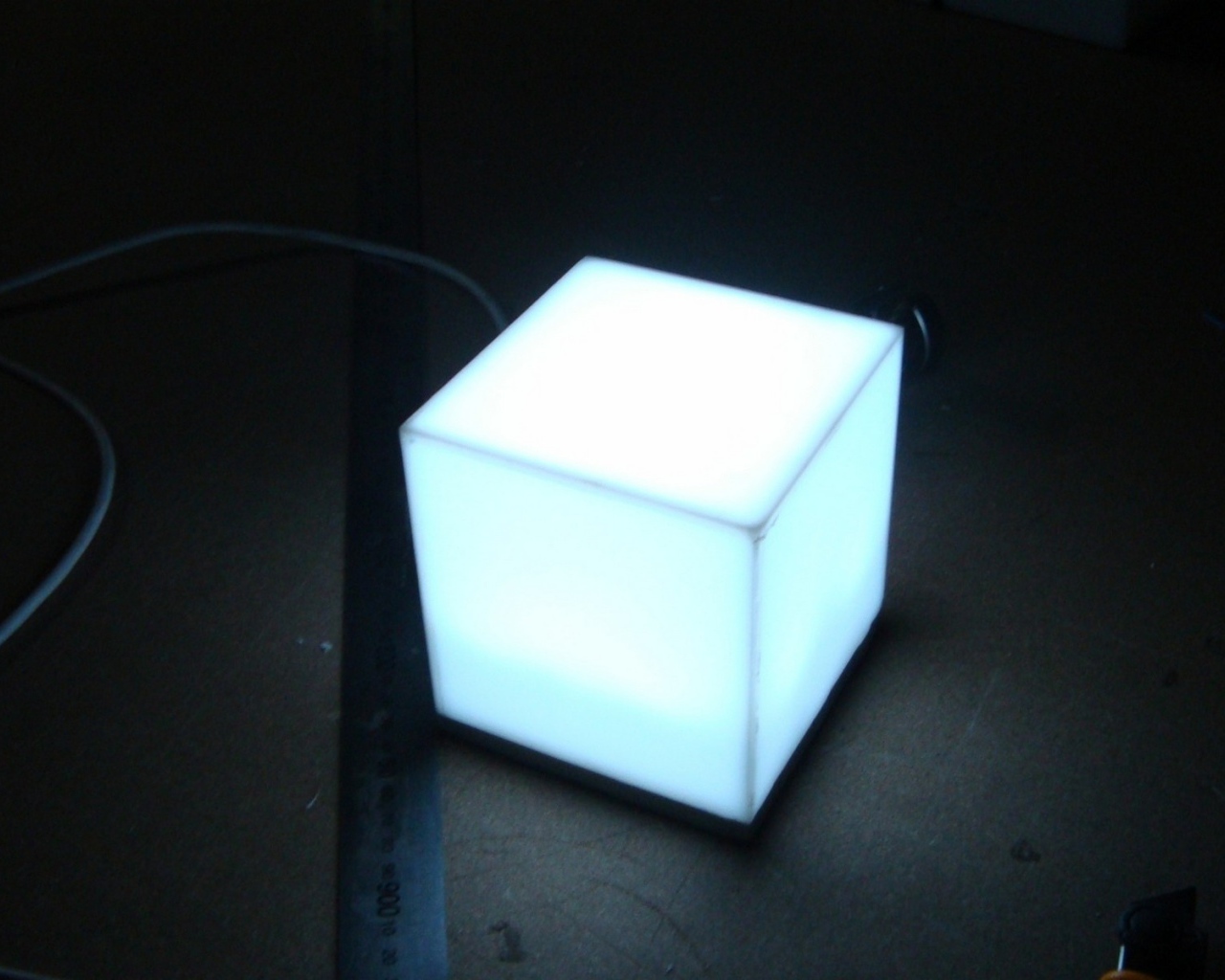 Светильник в форме белого куба