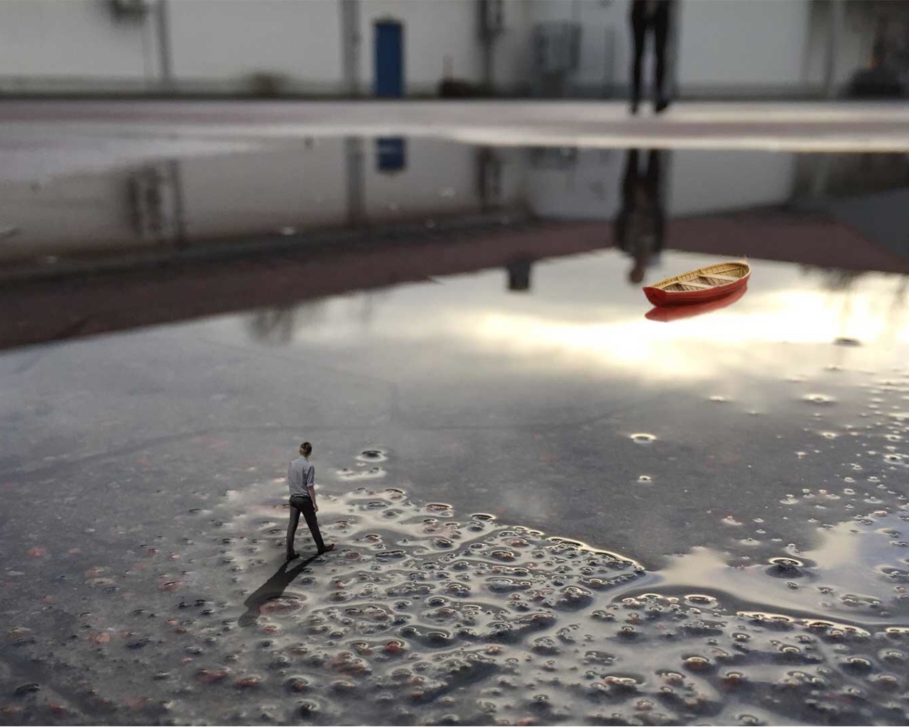 Маленький человек подошел к луже