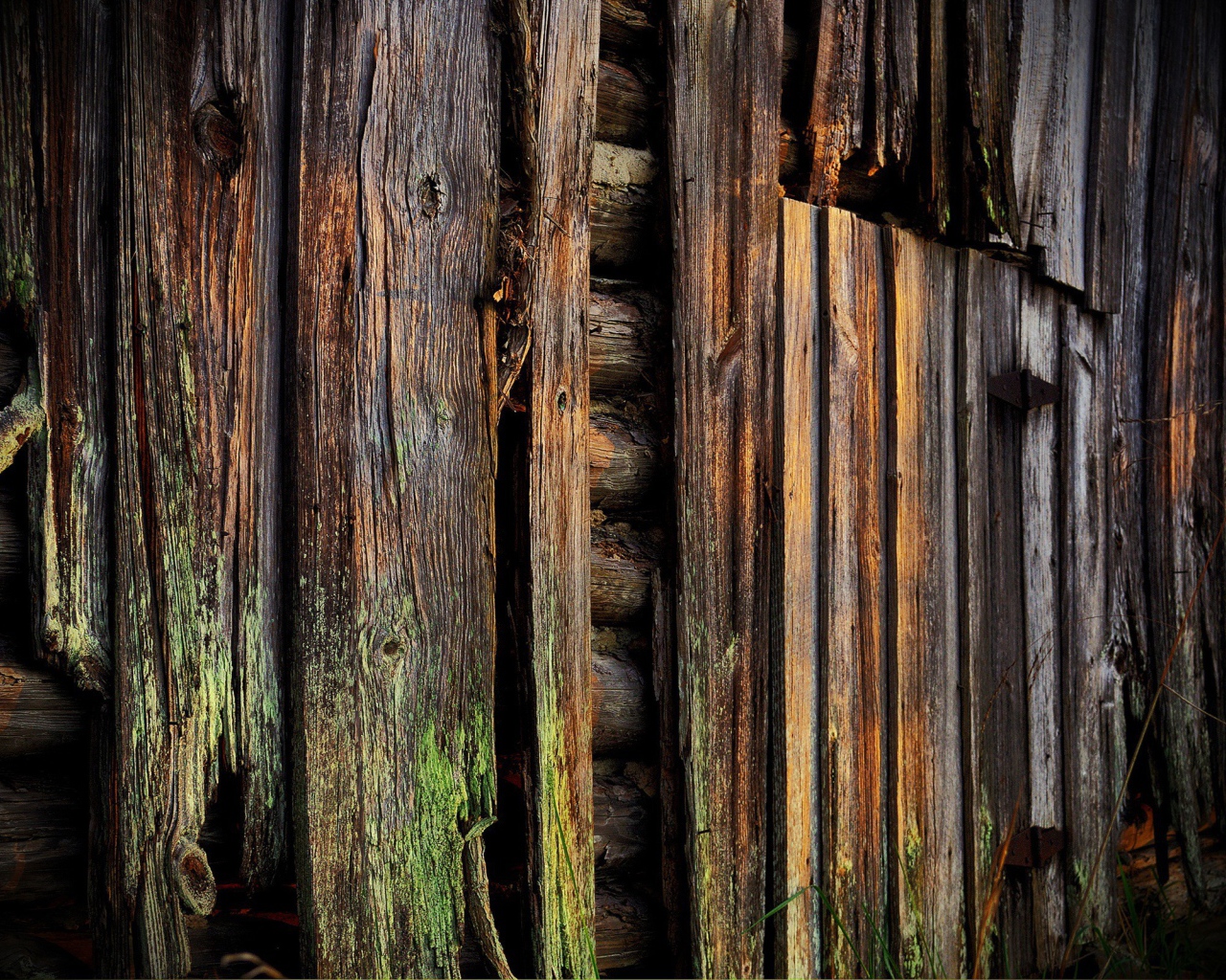 Старая обшивка деревянного дома