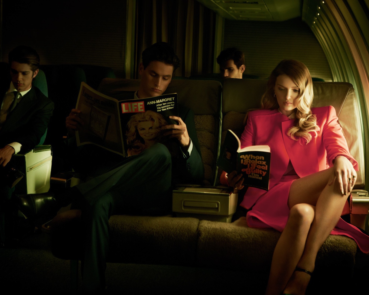 Пассажиры самолета коротают время за чтением