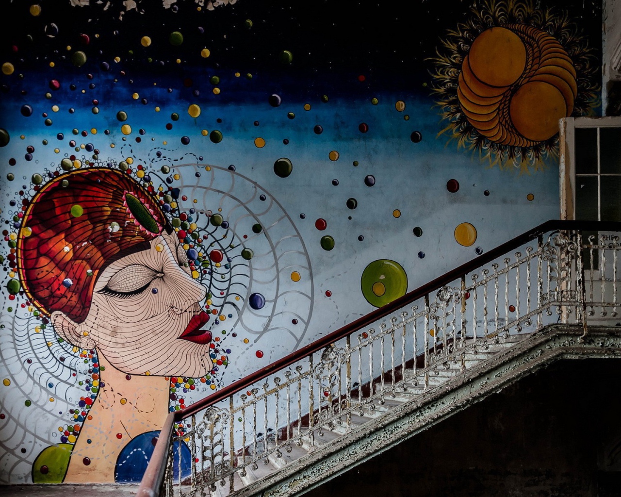 Картина на стене в заброшенном доме