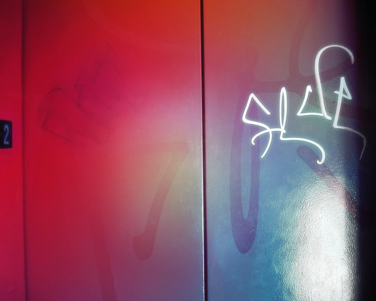 Надпись на двери лифта