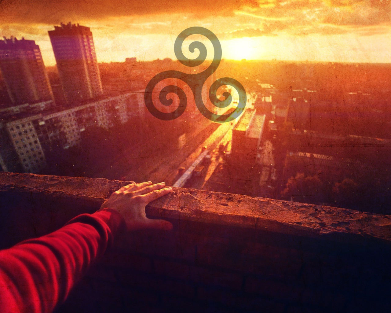 Символ солнца на фоне города