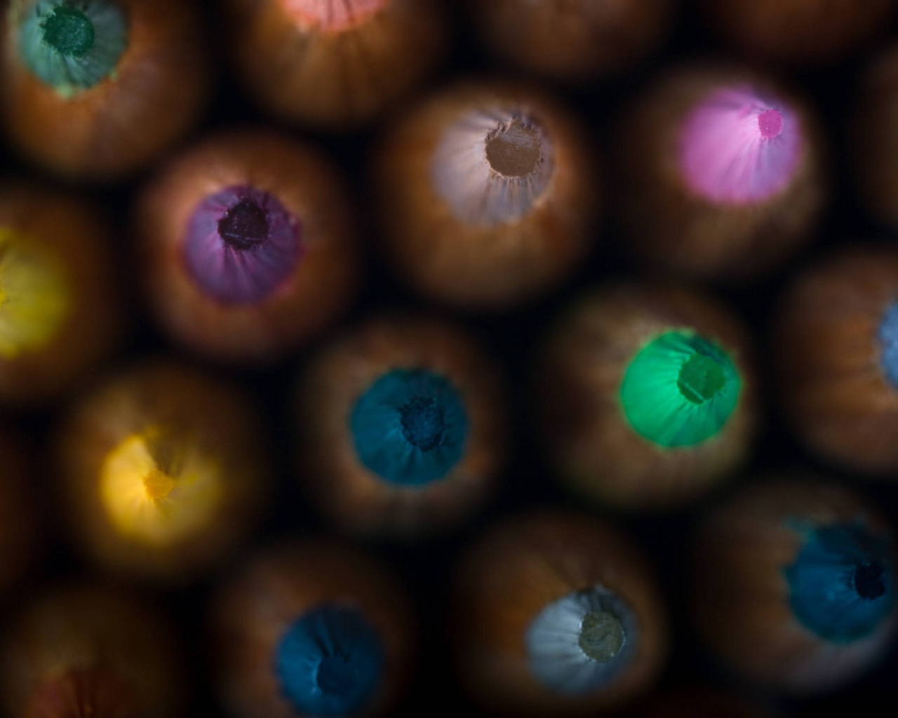 Кончики разноцветных карандашей