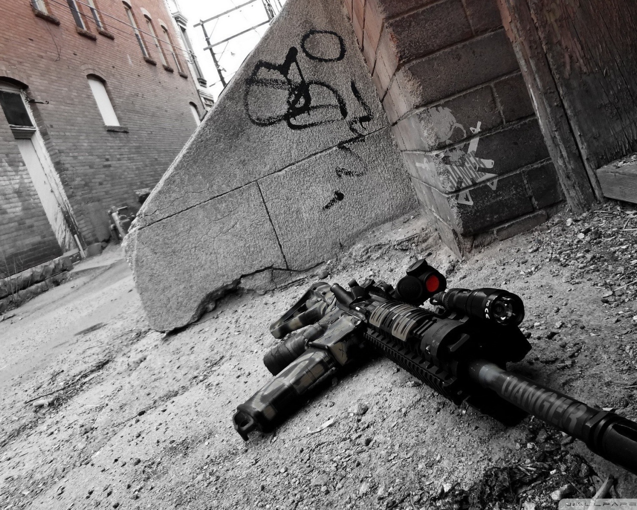 Оружие лежит у стены на улице