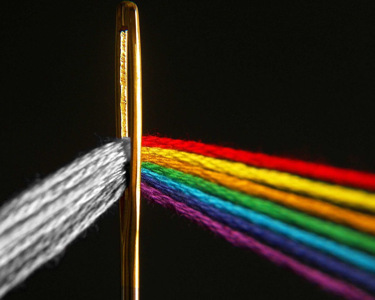 Нити окрашиваются в ушке иглы