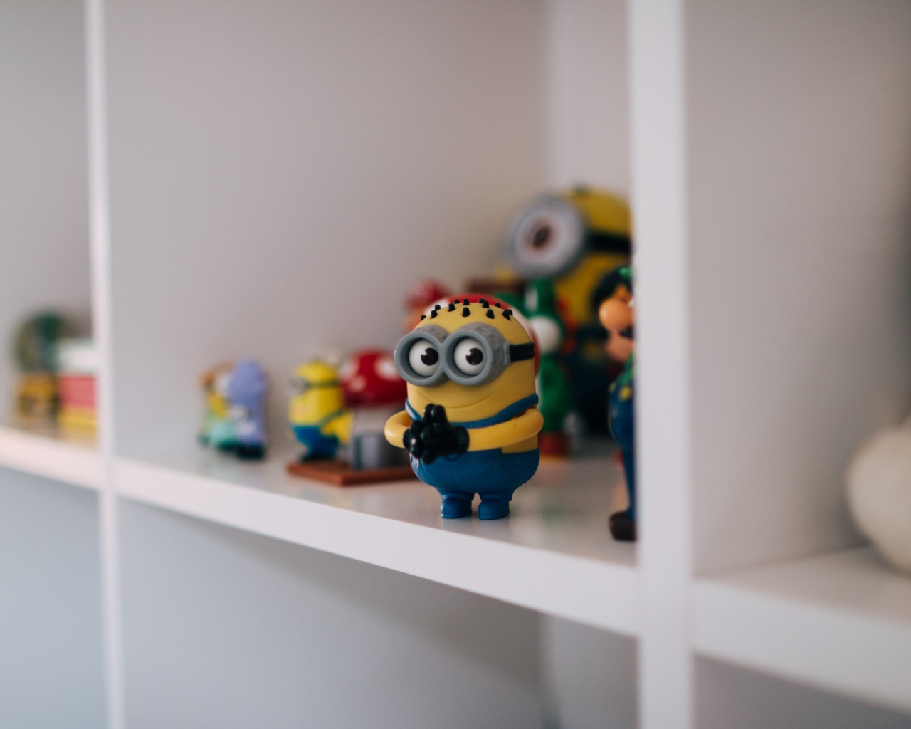 Игрушка Миньон на полке
