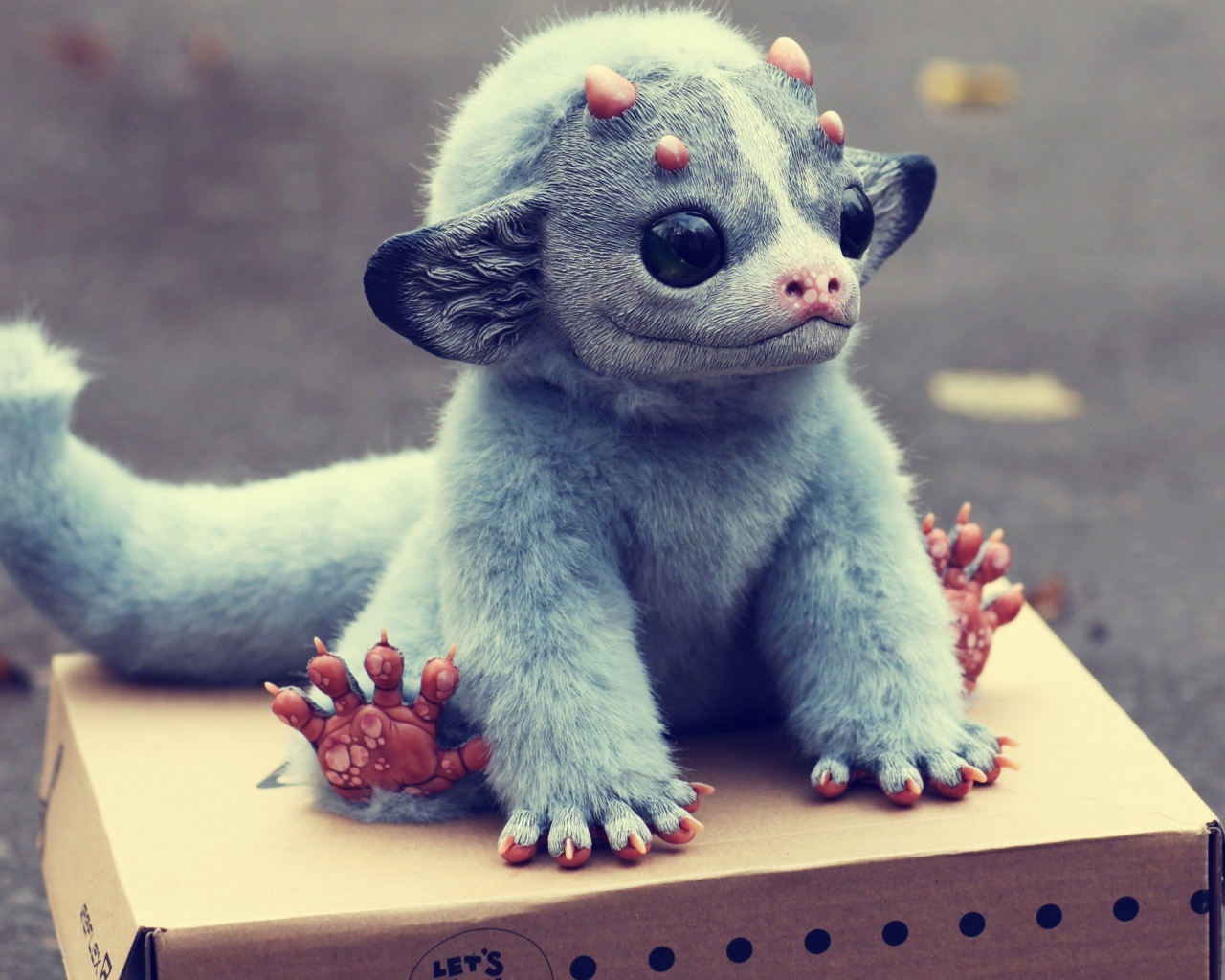 Игрушечный зверек на картонной коробке