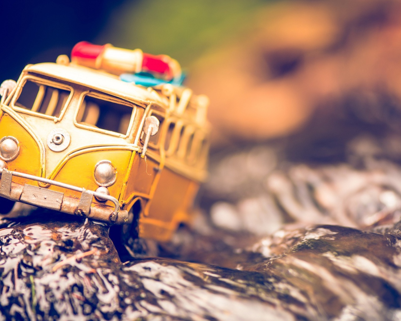 Игрушечная машина на фольге