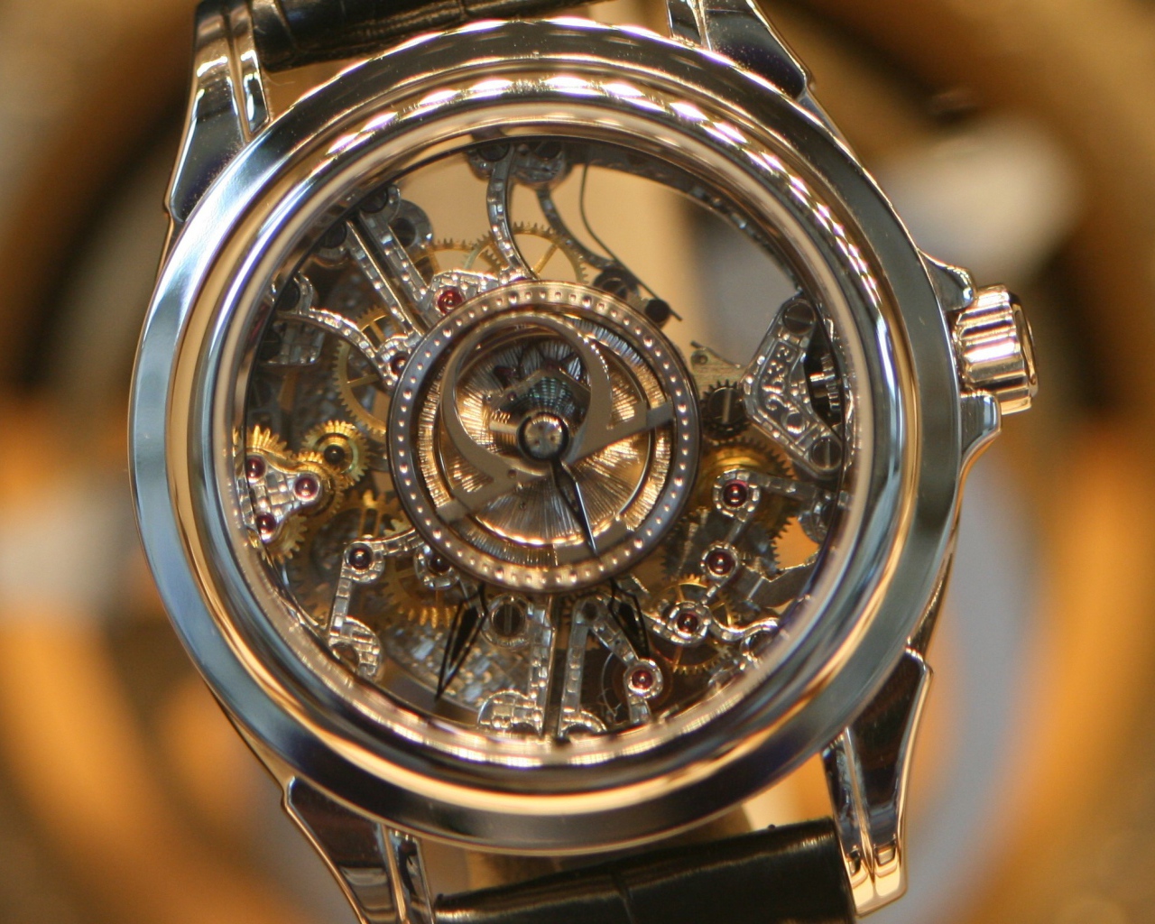 Прозрачный корпус дорогих часов