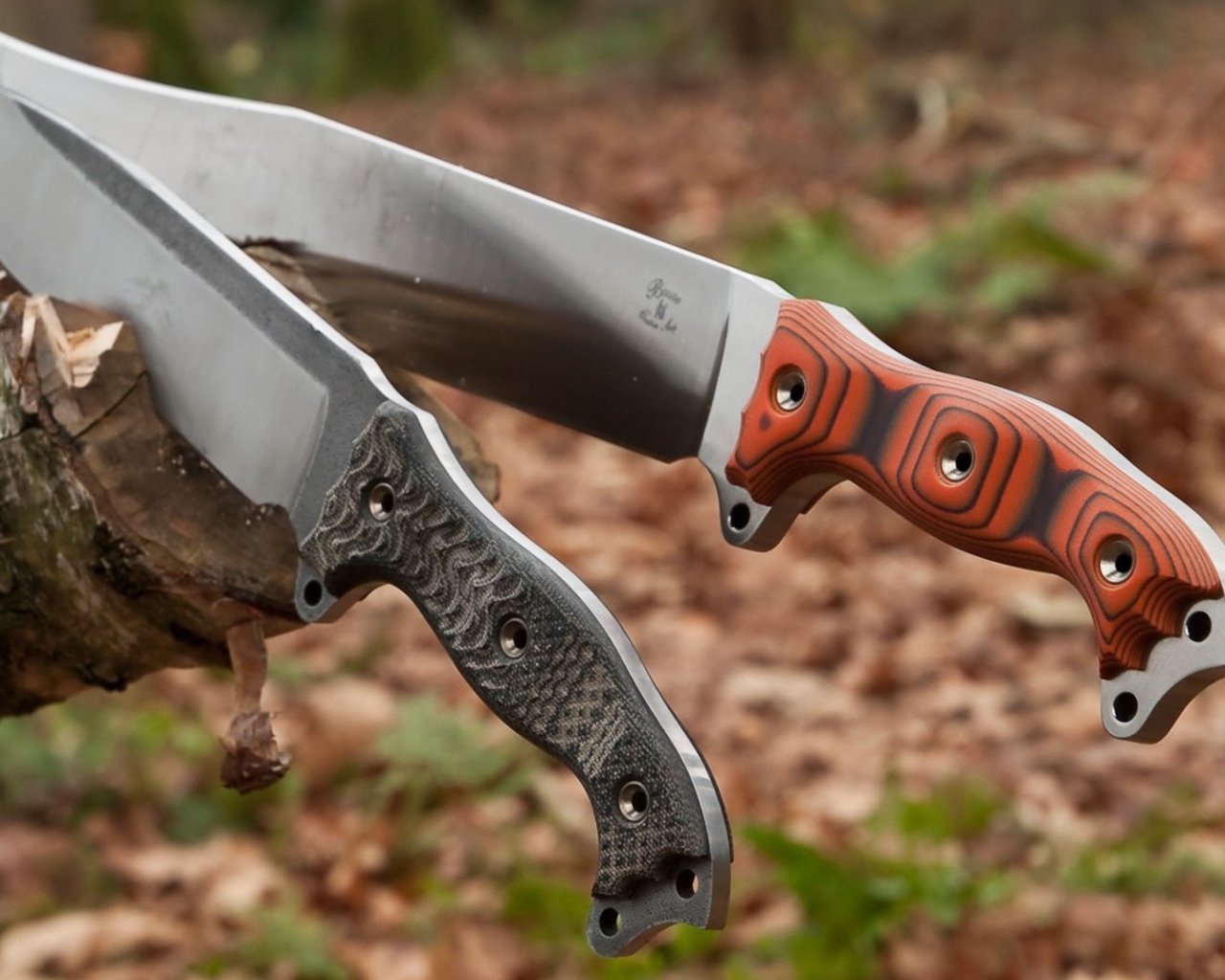 Два охотничьих ножа в пеньке дерева