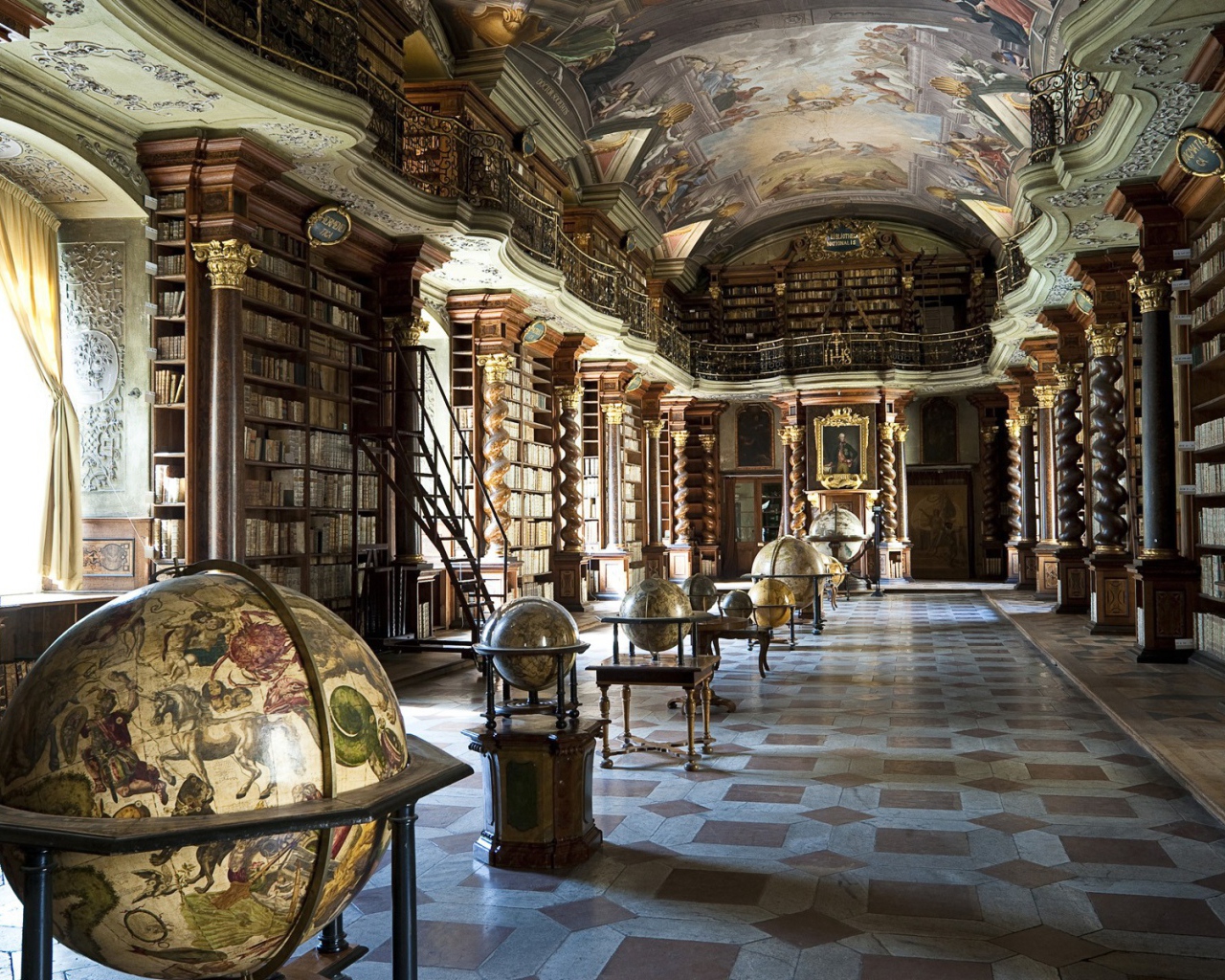 Старинные глобусы в библиотеке