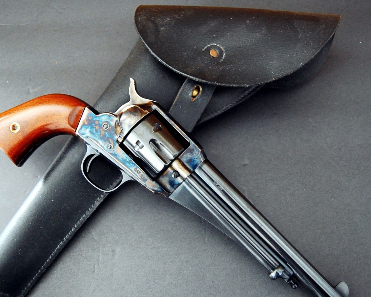 Старинный револьвер с кобурой
