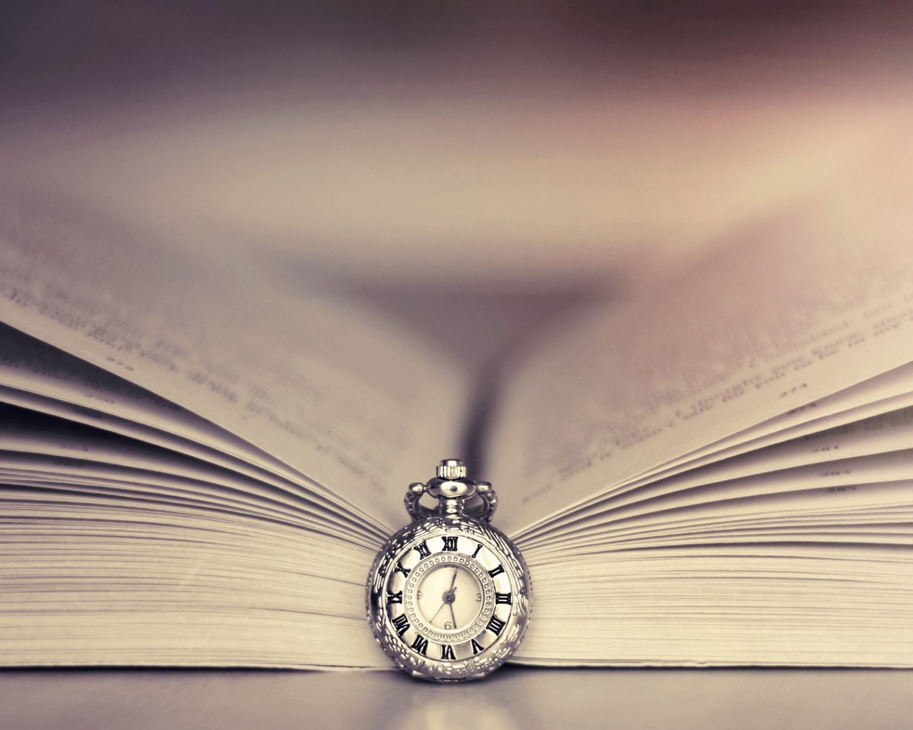 Часы на цепочке в открытой книге