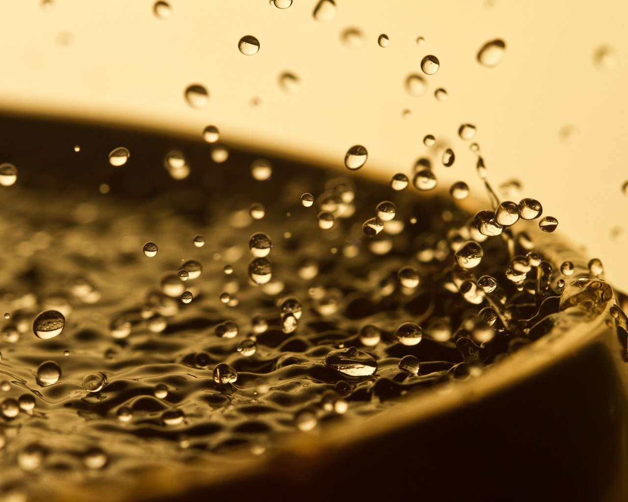 Капли воды у края емкости с водой