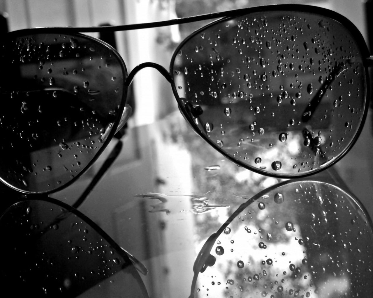 Капли воды на темных очках