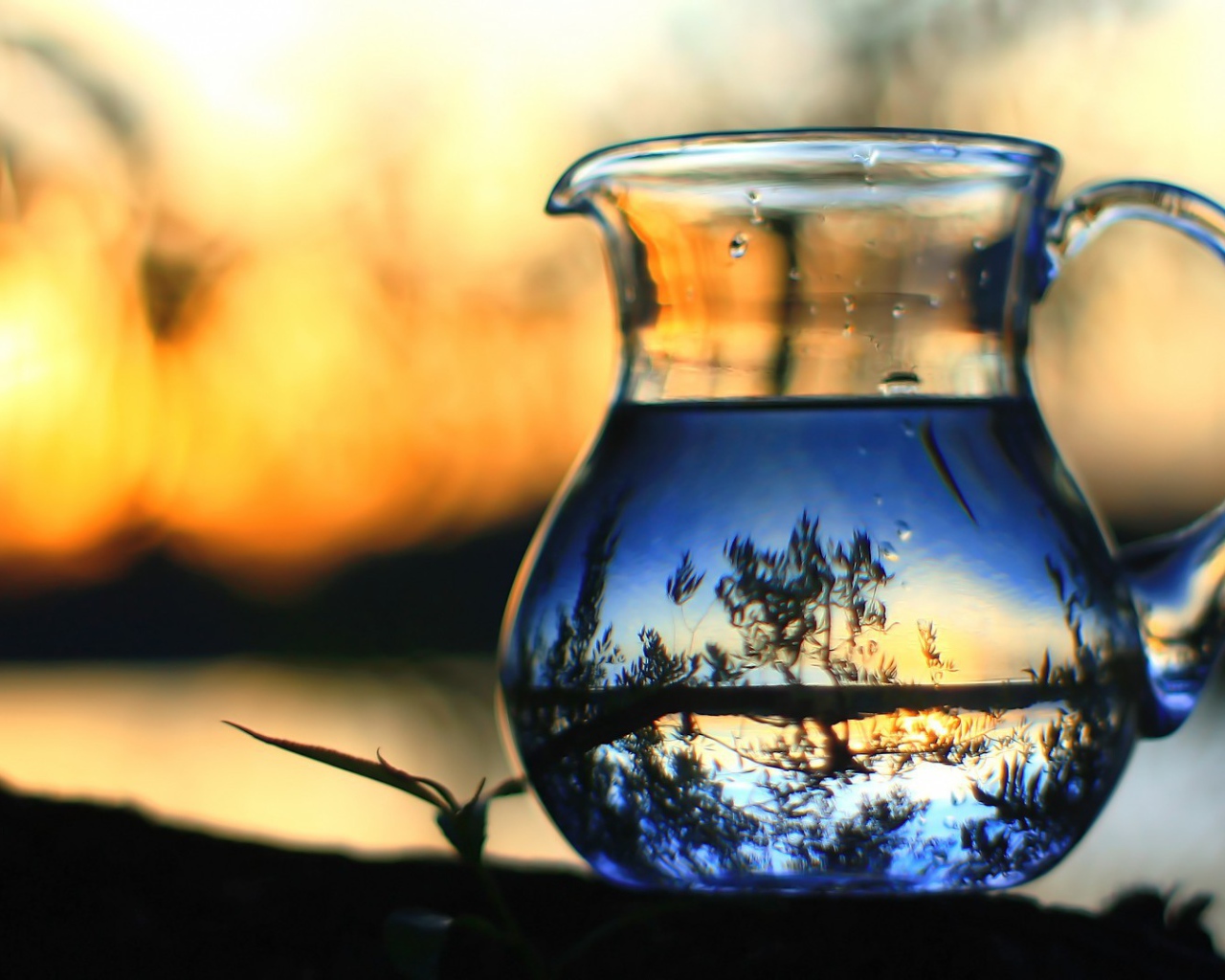 Вода в стеклянном кувшине