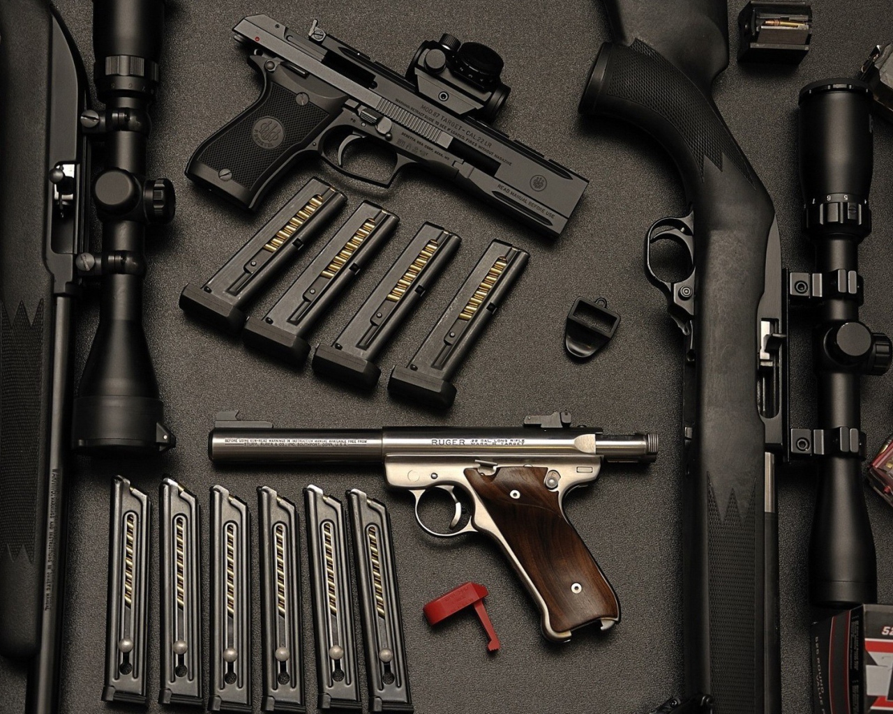 Оружие и боеприпасы на столе