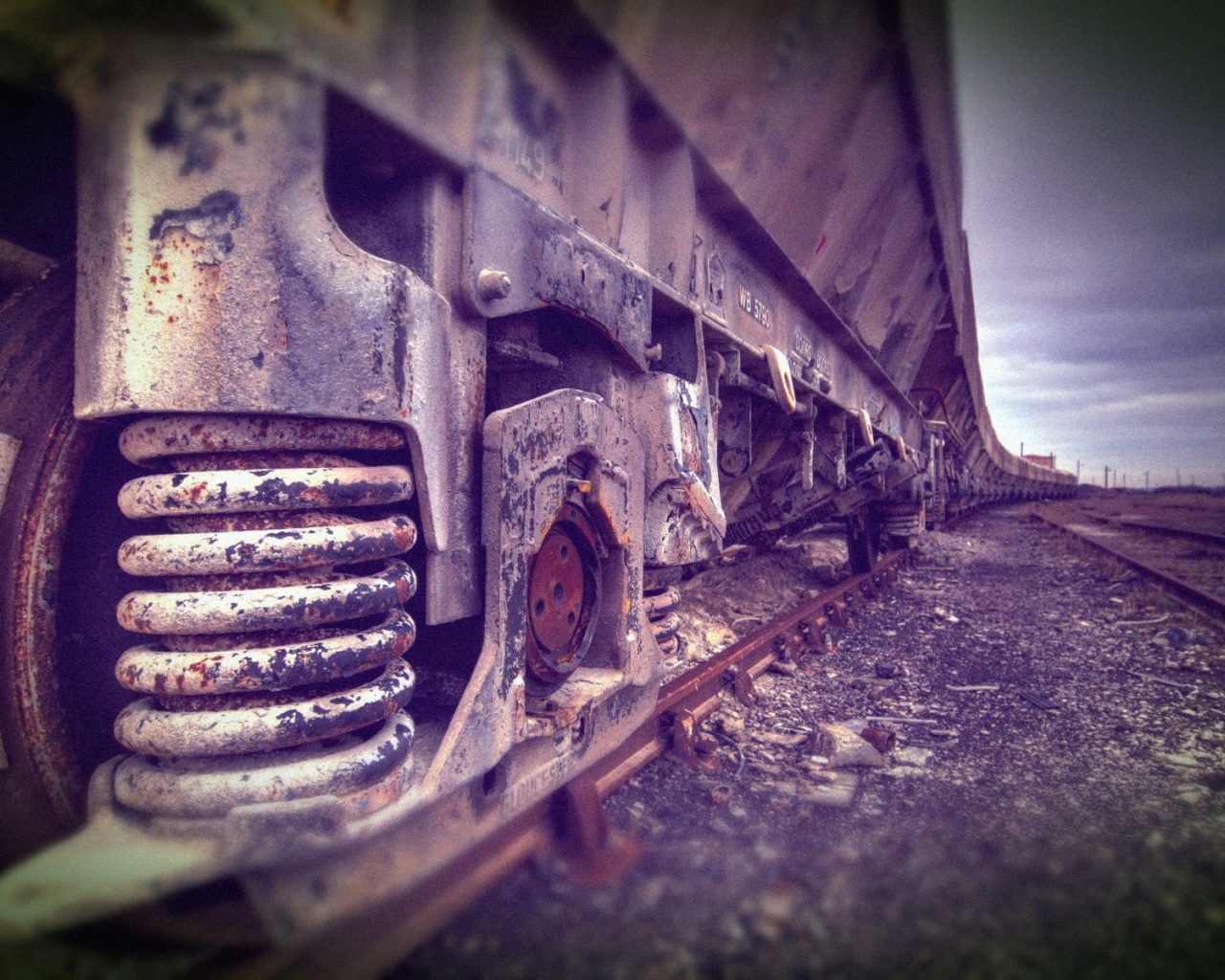 Колеса грузового поезда