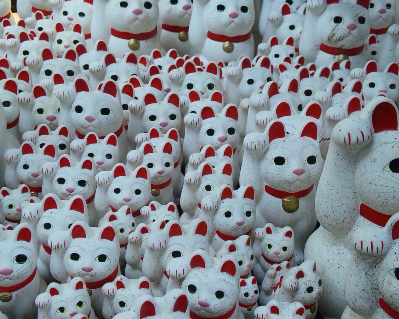 Керамические фигурки белых котов