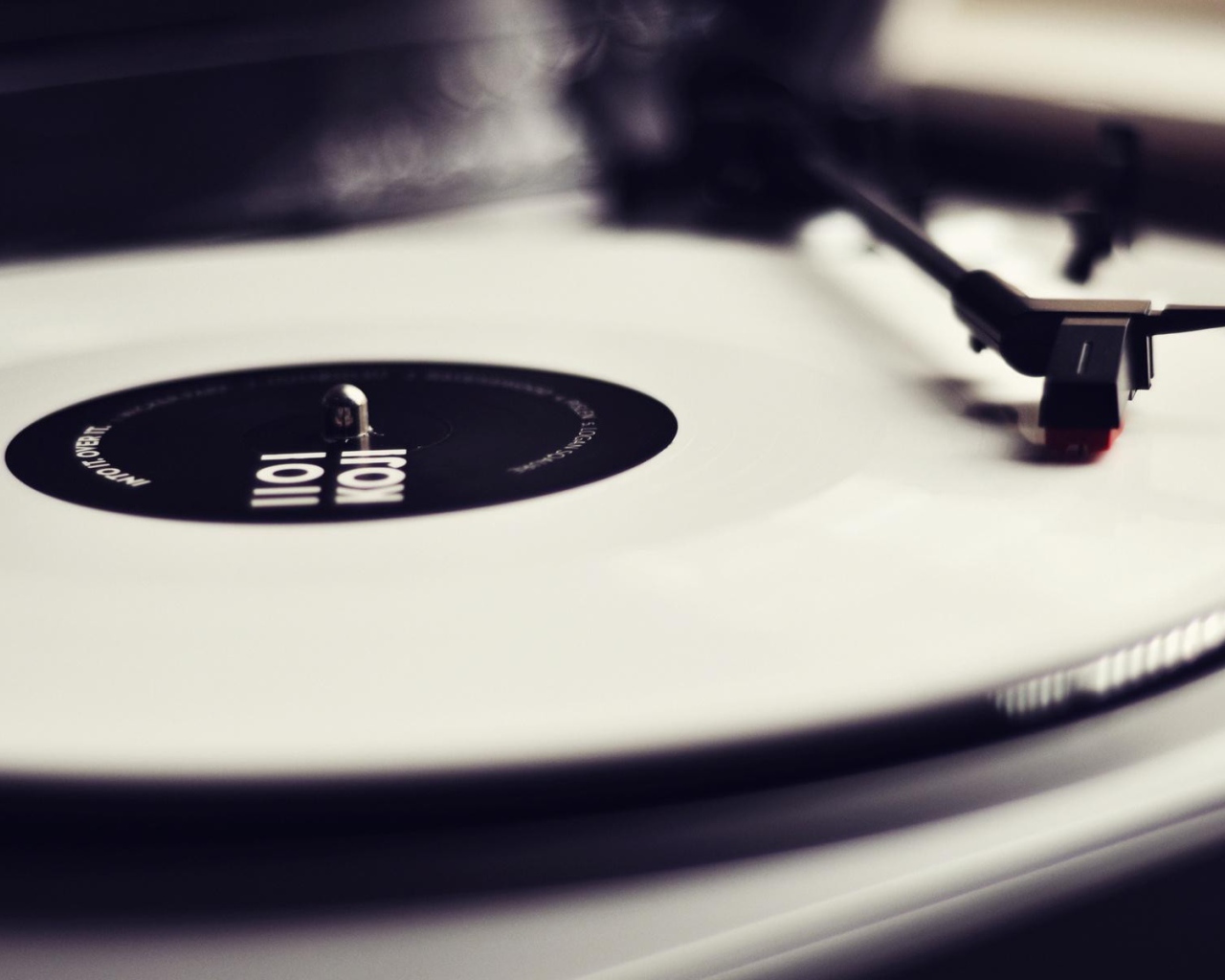 Белая пластинка в проигрывателе
