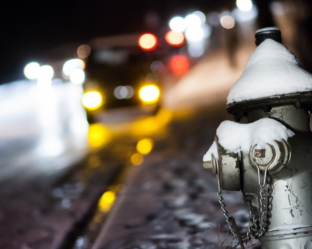 Белый пожарный кран на улице