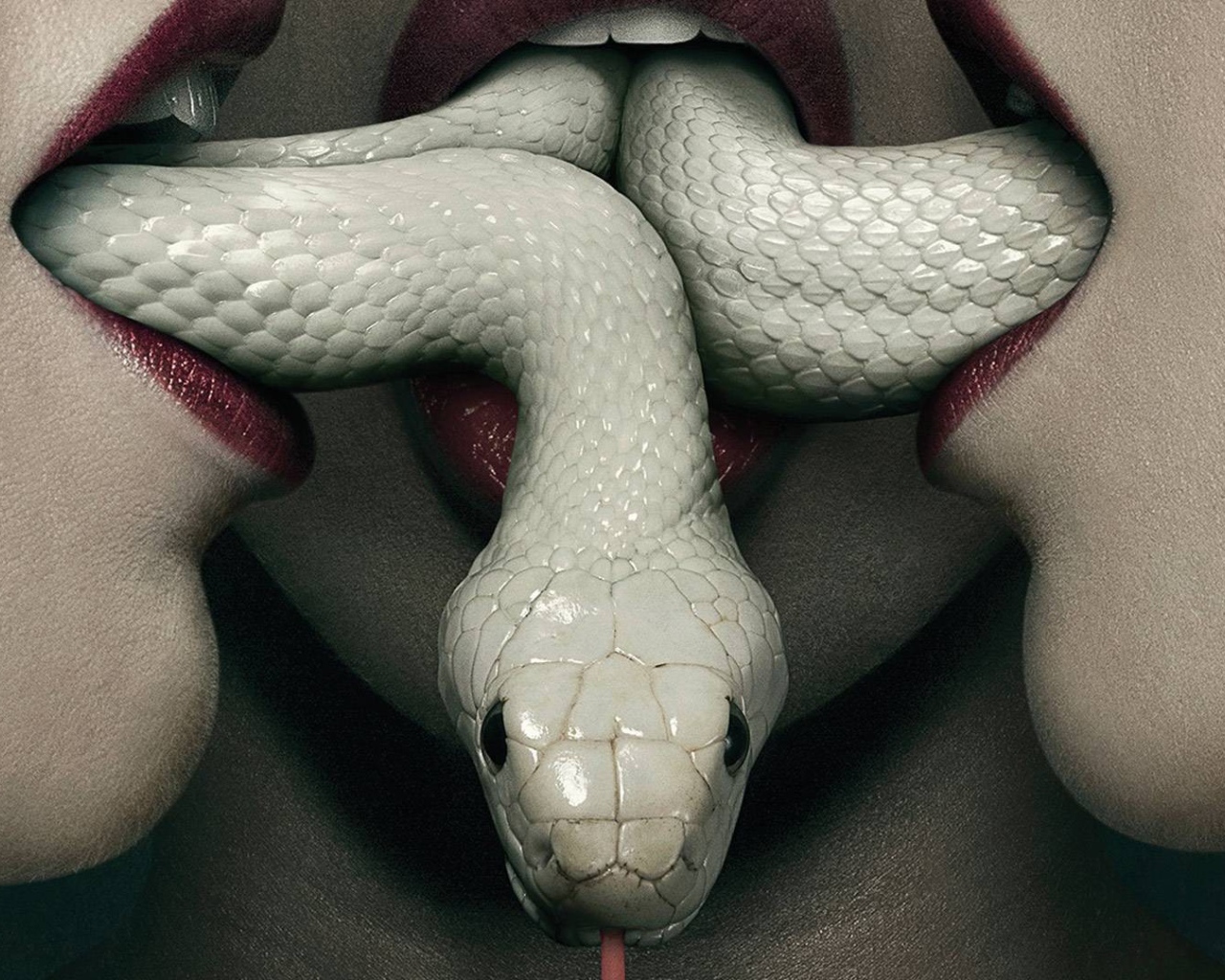 Белая змея во рту у девушек