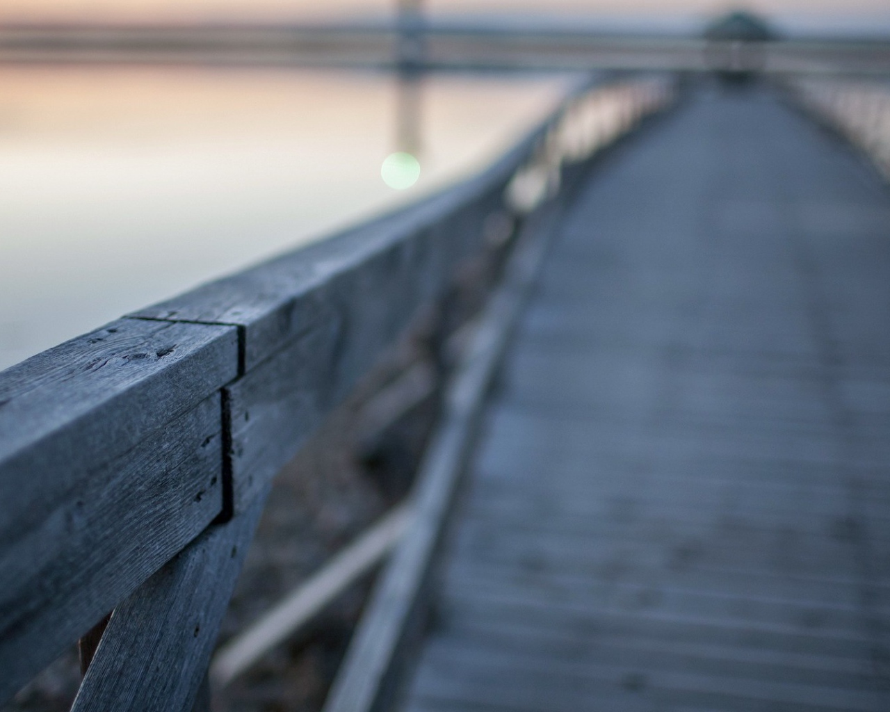 Перила деревянного моста через реку