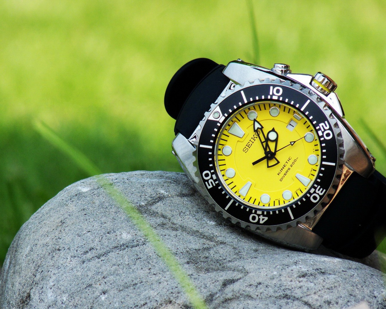 Желтые часы на камне