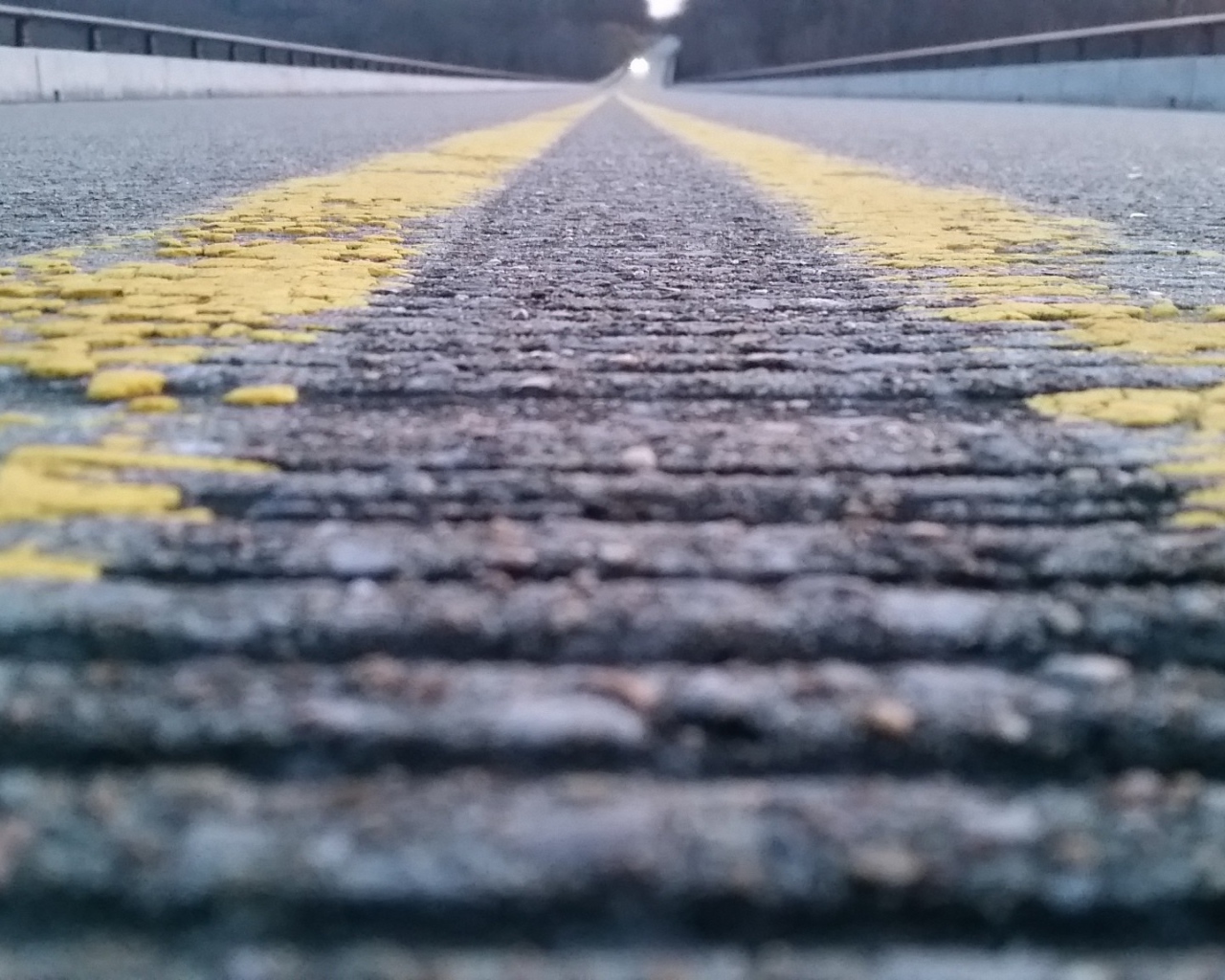 Желтая разметка на дороге