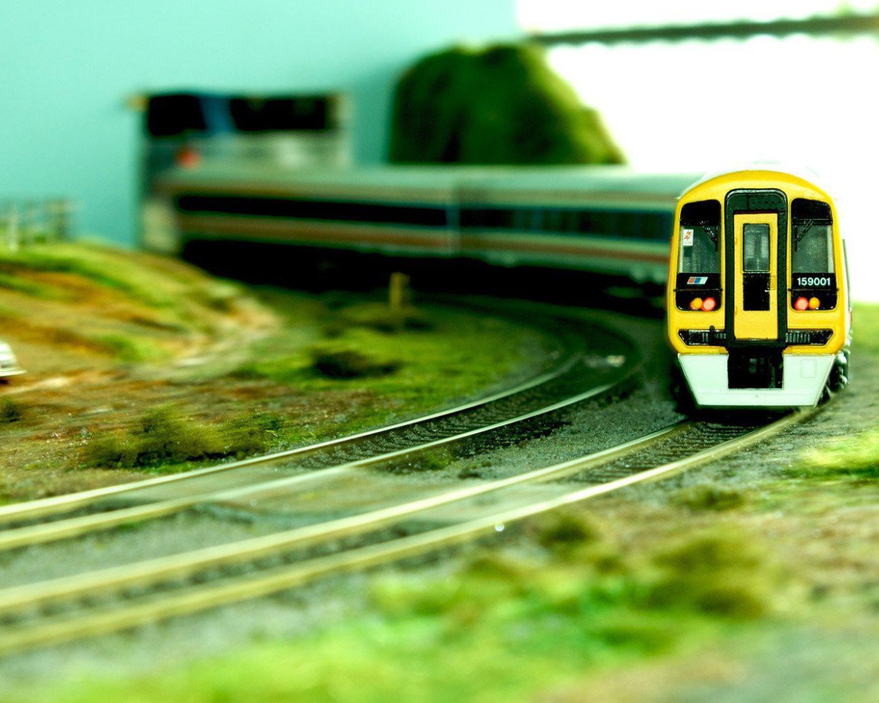 Желтый игрушечный поезд