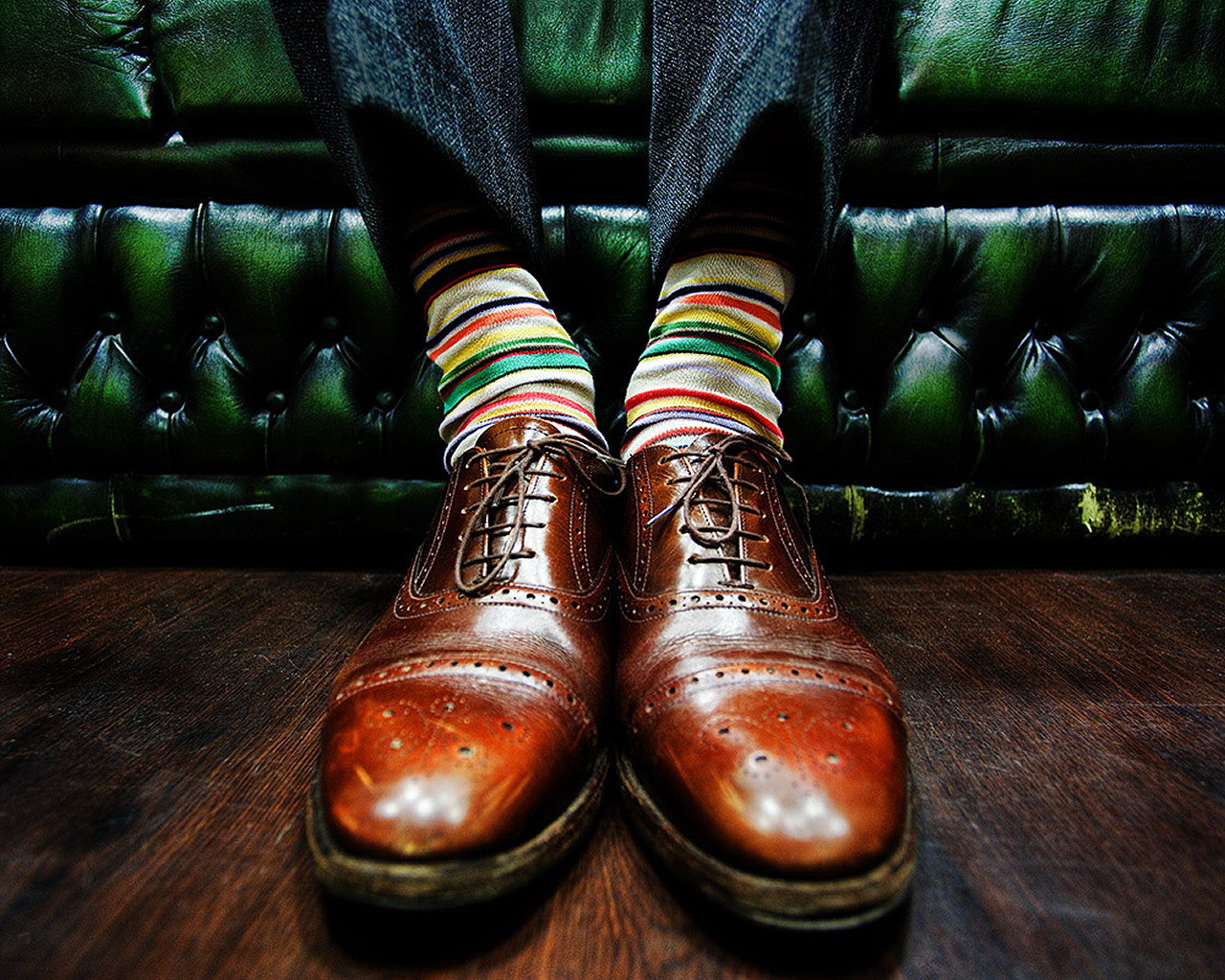Ноги в коричневых ботинках