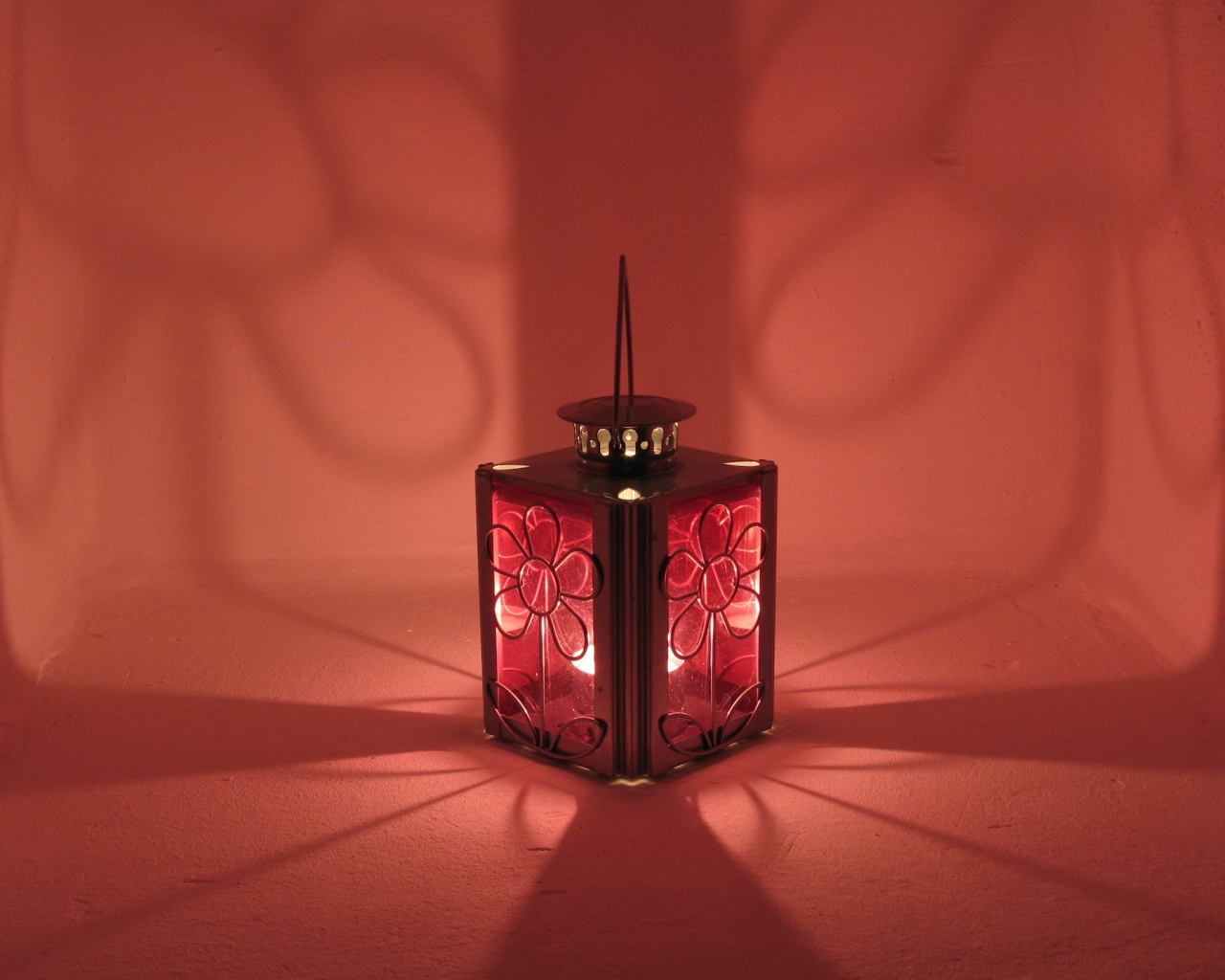 Красный свет от фонаря