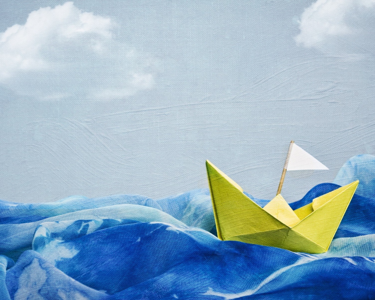 Кораблик из бумаги в море, рисунок