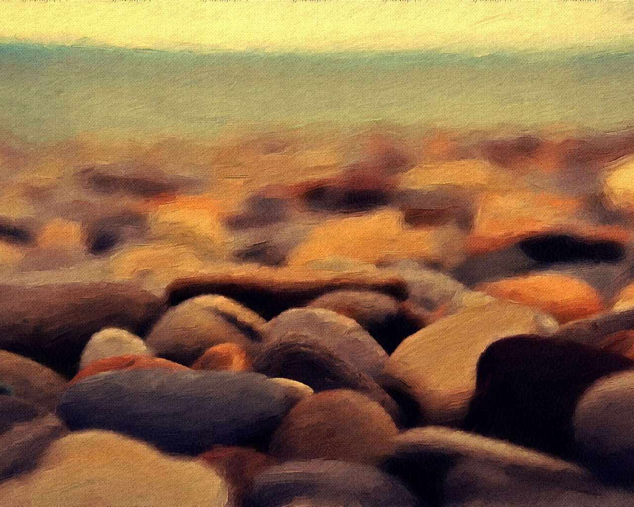 Нарисованная галька на берегу моря