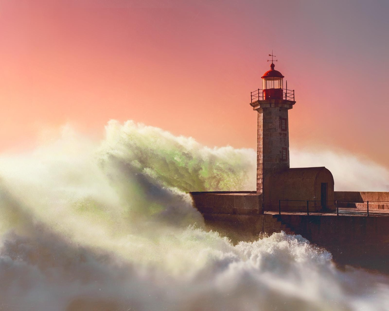 Волны прибоя накатывают на маяк