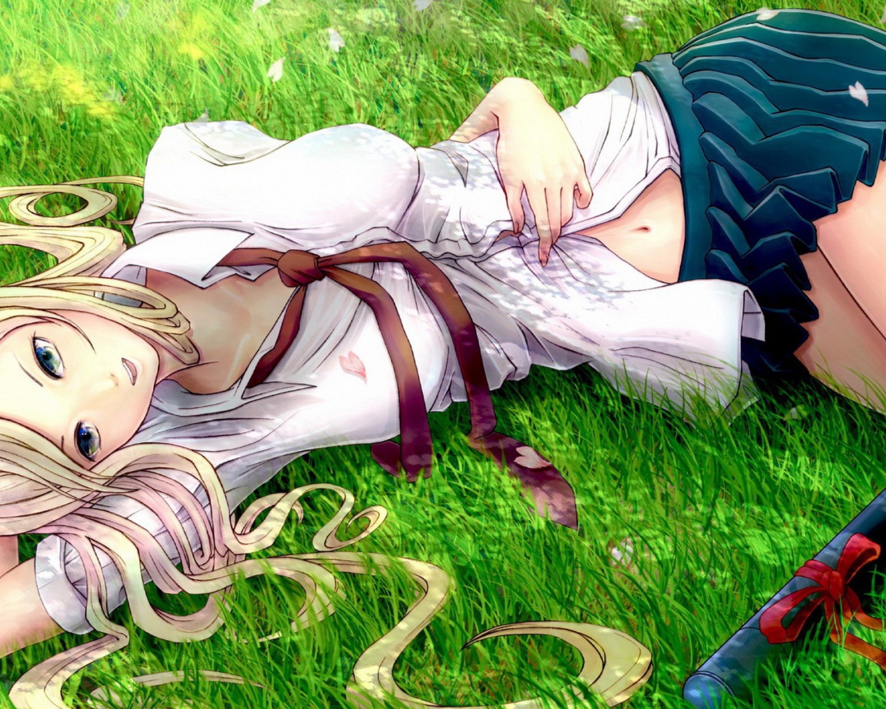 Блондинка лежит на траве, рисунок